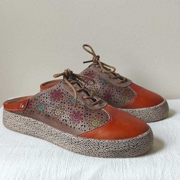 L'ARTISTE Shoes - NWOT! L'ARTISTE by Spring Step Camel Floral Royce Leather Slip-On Sneaker SZ 37
